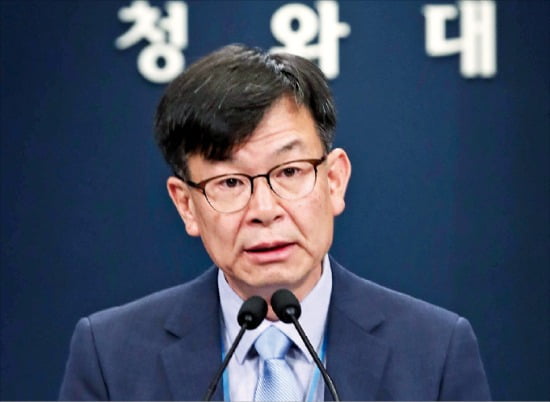 김상조 청와대 정책실장이 14일 청와대 춘추관에서 최저임금과 관련해 브리핑을 하고 있다. 김 실장은 “문재인 대통령이 12일 아침회의에서 ‘3년 내 최저임금 1만원 공약을 지키지 못하게 된 것을 매우 안타깝고 송구스럽게 생각한다’고 말했다”고 전했다.  /허문찬 기자 sweat@hankyung.com