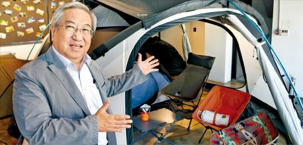라제건 헬리녹스 회장이 서울 한남동 전시장에서 차세대 텐트 개발전략을 설명하고 있다.  /신경훈 기자 khshin@hankyung.com
