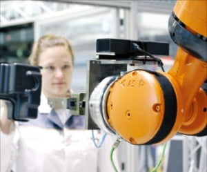 공작기계와 산업용 로봇 등을 연구하는 프라운호퍼IWU가 지난 4월 열린 산업전시회 하노버메세에서 선보인 협동로봇. 