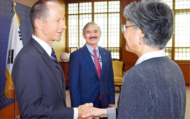 강경화 외교부 장관이 17일 해리 해리스 주한 미국대사(가운데)와 함께 서울 도렴동 외교부 청사를 예방한 데이비드 스틸웰 신임 미국 국무부 동아시아태평양담당 차관보와 악수하고 있다. 스틸웰 차관보는 일본과 필리핀을 거쳐 지난 16일 방한했다.  /김범준 기자 bjk@hankyung.com 