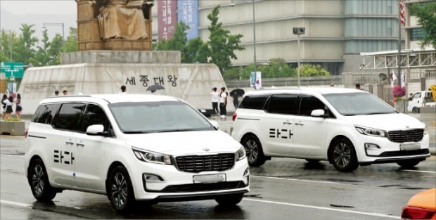 정부가 지난 17일 ‘택시제도 개편방안’을 통해 렌터카를 활용한 ‘타다’ 서비스를 허용하지 않기로 한 가운데 타다 승합차들이 서울 도심을 운행하고 있다.  /한경DB 