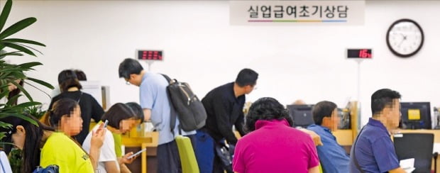 경기침체 여파로 지난달 실업급여 지급액이 작년 같은 기간보다 24.7% 증가한 7587억원을 기록했다. 지난 10일 삼일대로 서울고용노동청에서 실업자들이 실업급여를 신청하기 위해 기다리고 있다.  신경훈 기자 khshin@hankyung.com 