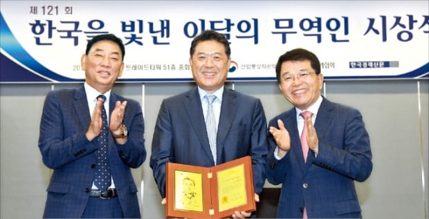 김상태 에이디티 대표(가운데)가 18일 한국무역협회 선정 제121회 ‘한국을 빛낸 이달의 무역인상’을 받았다. 왼쪽부터 정영재 한빛회 수석부회장, 김 대표, 한진현 한국무역협회 부회장.  /한국무역협회 제공 