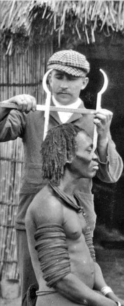 아프리카 우간다 무암바족 남성의 머리를 영국 사진가 도겟이 측정하는 모습.  /영국박물관 소장 