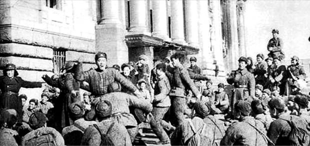 1951년 ‘1·4후퇴’ 당시 서울로 진격해 광화문 중앙청 건물을 점령한 중공군이 환호하고 있다. 