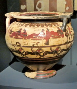 ‘에우리토스 포도주 단지’. 기원전 600년, 세라믹, 46×46.5×28.2㎝. 상단 중간에 헤라클레스가 오른손을 뻗어 술잔을 들고 그 앞에 이올레가 서 있다.  프랑스 루브르박물관 소장 