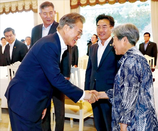 문재인 대통령이 19일 청와대에서 열린 ‘예비역 군 주요 인사 초청 오찬 간담회’에서 현경희 재향여성군인연합회 부회장과 악수하고 있다.  /허문찬 기자 sweat@hankyung.com 