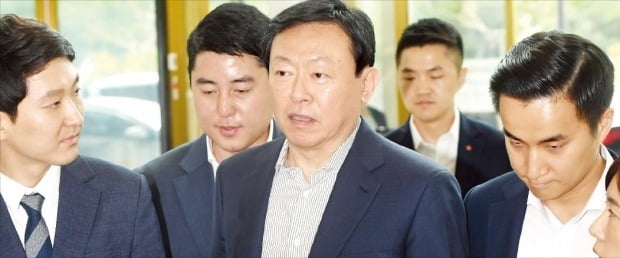 신동빈 롯데그룹 회장(가운데)은 롯데의 미래 전략 수립을 위한 키워드로 공감, 지속 가능성 등을 제시했다. 신 회장이 지난 16일 VCM 참석을 위해 롯데월드타워로 들어가고 있다.  허문찬 기자 sweat@hankyung.com  