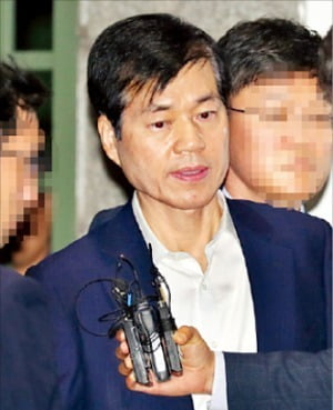 김태한 삼성바이오로직스 사장이 지난 20일 구속영장이 기각된 뒤 경기 의왕시 서울구치소를 나서고 있다. /연합뉴스  