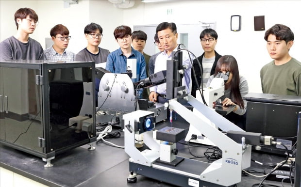 한관영 단국대 디스플레이공학과 교수(오른쪽 네 번째)와 학생들이 자연과학관에서 표면에너지측정기로 실험하고 있다.  /단국대 제공 