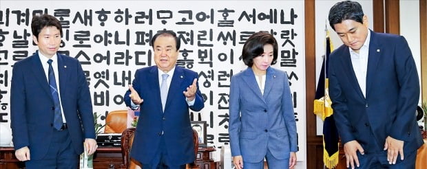 문희상 국회의장(왼쪽 두 번째)과 교섭단체 원내대표들이 22일 국회에서 만났다. 왼쪽부터 이인영 더불어민주당 원내대표, 문 의장, 나경원 자유한국당, 오신환 바른미래당 원내대표. 원내대표들은 이날 회동에서 추가경정예산안과 정경두 국방부 장관 해임건의안 처리 등을 위한 7월 임시국회 의사일정을 논의했지만 접점을 찾지 못했다.  /김범준  기자  bjk07@hankyung.com