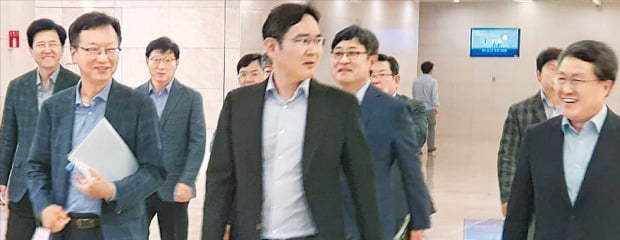 이재용 삼성전자 부회장(가운데)과 EPC(설계·조달·시공) 관련 삼성계열사 경영진이 지난달 24일 서울 상일동 삼성물산 본사에서 사업 현안 간담회에 참석하기 위해 이동하고 있다.   /삼성물산 블라인드  제공 