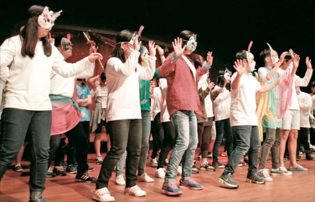 GS칼텍스의 ‘마음톡톡’ 캠프에 참가한 청소년들이 춤을 추고 있다. GS칼텍스 제공
 