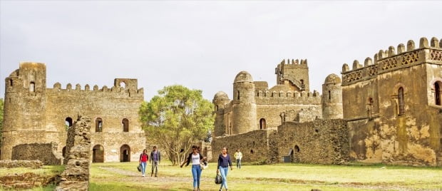 에티오피아의 옛 수도 곤다르에는 악숨과 포르투갈, 북아프리카의 영향을 받아 지어진 아름다운 성이 많다. 