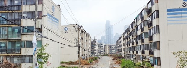 서울 강남에서 거래가 자유로워지는 재건축 아파트가 늘고 있다. 사업시행인가를 받고 3년 넘게 착공하지 못해 전매 제한이 풀린 영향이다. 4월부터 두 달 동안 50여 건이 거래된 개포주공1단지.  /한경DB 