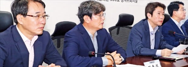 < 당정, 재정관리 점검회의 > 이인영 더불어민주당 원내대표가 25일 서울 여의도 국회 의원회관에서 열린 ‘제2차 당정 확대 재정관리 점검회의’에서 발언하고 있다. 왼쪽부터 이원욱 수석원내부대표, 이춘석 국회 기획재정위원장, 이 원내대표.  /연합뉴스 