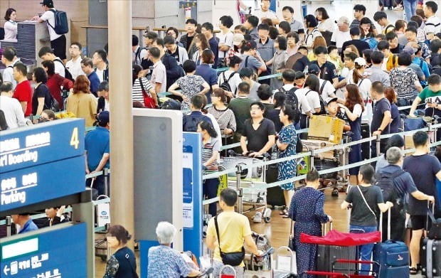 “휴가 가요” 인천공항 역대 최다 출국