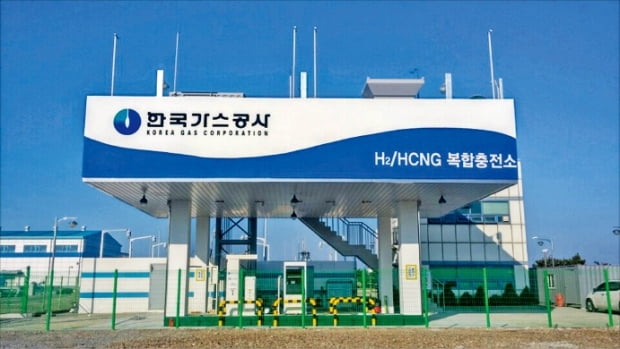 한국가스공사가 인천 송도에 설치해 운영 중인 수소복합충전소. 가스공사는 2022년까지 수소충전소를 100개 설치할 계획이다.  한국가스공사 제공 
