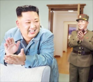 지난 25일 단거리 탄도미사일 발사 현장을 찾은 김정은 북한 국무위원장.  /한경DB 