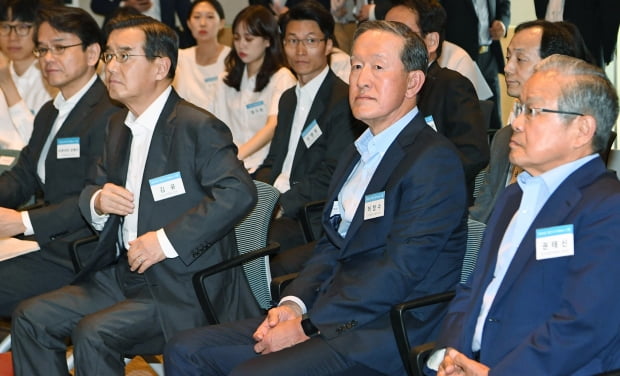 일본의 핵심소재 수출 규제가 4일 개시되는 가운데 기업인들이 지난 1일 서울 여의도 전경련 컨퍼런스센터에서 열린 ‘일본 취업지원 프로그램’ 행사에 참석하고 있다. 표정이 어둡다. 한경DB
