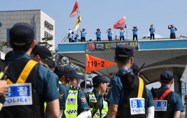 한국도로공사에 직접고용을 요구하며 시위를 이어온 요금수납원 노조원들이 4일 오전 경기도 성남시 경부고속도로 부산 방향 서울 톨게이트(TG) 진ㆍ출입로 구조물 위에서 고공시위를 벌이고 있다./김범준기자 bjk07@hankyung.com