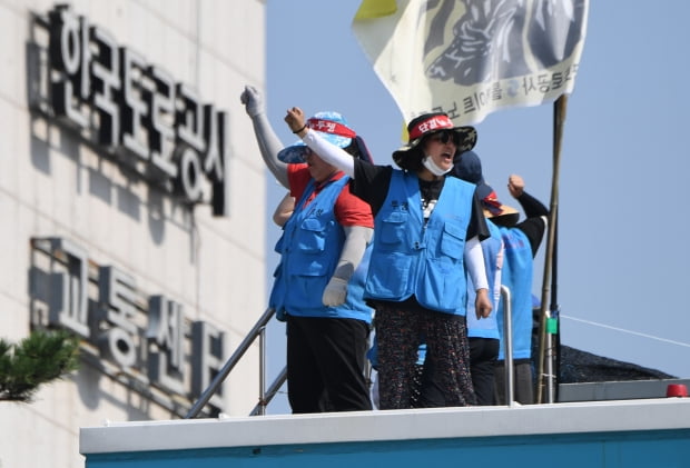 한국도로공사에 직접고용을 요구하며 시위를 이어온 요금수납원 노조원들이 4일 오전 경기도 성남시 경부고속도로 부산 방향 서울 톨게이트(TG) 진ㆍ출입로 구조물 위에서 고공시위를 벌이고 있다./김범준기자 bjk07@hankyung.com