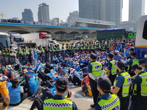 한국도로공사에 직접고용을 요구하며 시위를 이어온 요금수납원 노조원들이 4일 오전 경기도 성남시 경부고속도로 부산 방향 서울 톨게이트(TG) 진ㆍ출입로 구조물 위에서 고공시위를 벌이고 있다./사진=고속도로 요금수납원 노조 제공