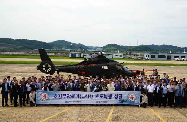 김조원 사장과 내빈객이 LAH 초도비행을 축하하고 있다