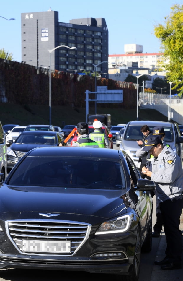 교통 경찰관들이 과태료 체납차량을 단속하고 있다. 연합뉴스