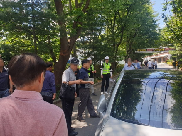  지난 8일 오후 서울 강남구 자곡동 쟁골마을 입구에서 주민들과 주택을 신축하려는 토지주 측이 대치하고 있다.  /이주현 기자