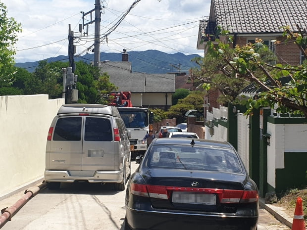  지난 8일 오후 서울 강남구 자곡동 쟁골마을에서 공사차량이 도로에 주차된 차량에 막혀 진입하지 못 하고 있다.  /이주현 기자