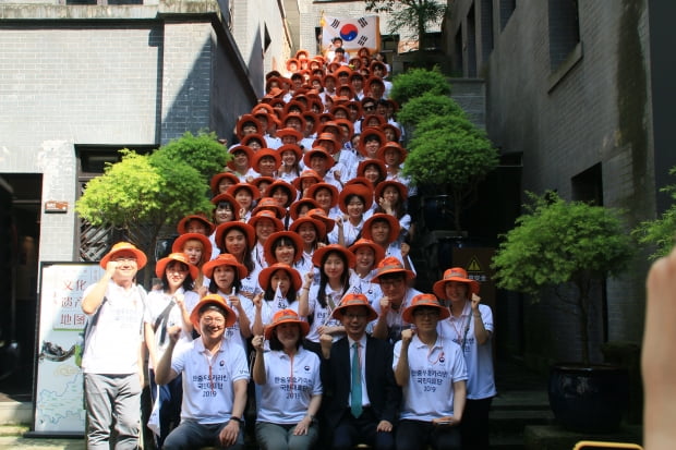 9일 오후 중국 충칭 대한민국임시정부청사, 한중우호카라반 대표단원 100명, 임정 요인들이 1945년 환국 기념사진 촬영했던 임정청사 계단에서 애국가 제창 후 파이팅을 외치는 장면. 맨 앞줄은 왼쪽부터 장재복 공공외교대사, 서은지 한중우호카라반 단장, 장제학 주청뚜 총영사. 외교부 제공