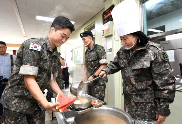 김정문알로에 최연매 회장이 16일 경기도 연천군 육군 25사단 수색대대를 방문해 직접 삼계탕 배식을 하고 있다. 건강문화기업 김정문알로에는 이날 육군 25사단 수색대대를 방문해 육군 장병들에게 마스크팩을 포함한 자사 최신 상품을 기증하고 국방홍보원이 장병들을 대상으로 '실시한 유격훈련 후 가장 먹고 싶은 급식메뉴' 1위에 선정된 여름 보양식 삼계탕을 제공했다. 사진공동취재단 
