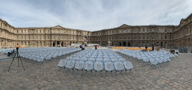 ‘루브르피라미드 30주년 기념행사’에 설치된 헬리녹스 의자들 / 헬리녹스 제공