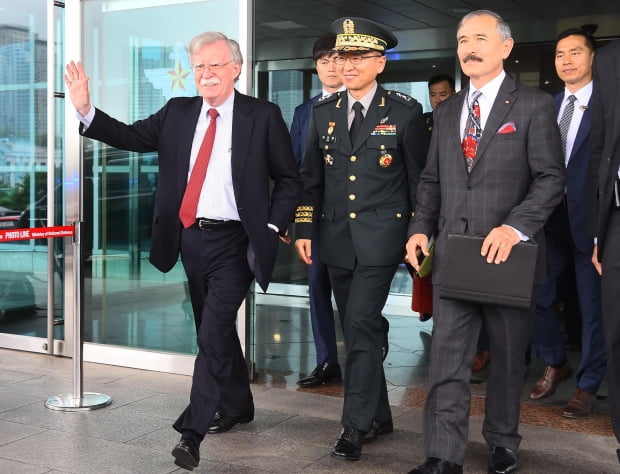 존 볼턴 미국 백악관 국가안보회의 보좌관이 24일 서울 용산구 국방부에서 정경두 국방부 장관을 영접한 뒤 나서고 있다. / 김범준 기자 bjk07@hankyung.com