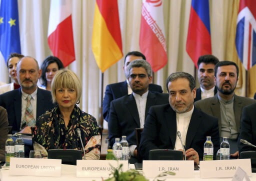  압바스 아락치 이란 외무부 차관(사진 앞줄 오른쪽)과 헬가 슈미트 EU 대외관계청 사무총장(사진 앞줄 왼쪽) 등이 이란핵협정 관련 회의에 참석했다. 사진 연합뉴스