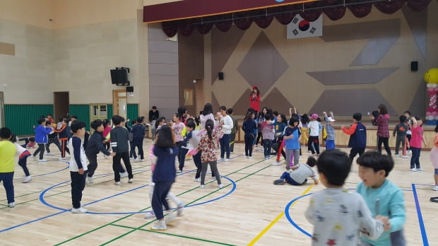  경기 고양 오금초 학생들이 지난 5월 학교 실내체육관에서 어린이날 행사를 진행하고 있다. 경기도교육청 제공