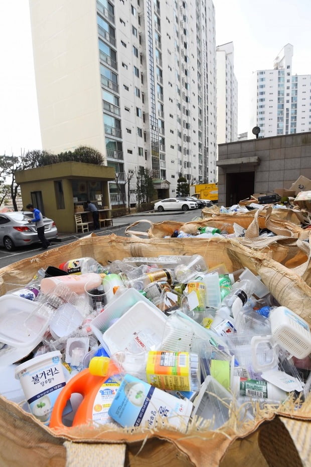국내 재활용 쓰레기도 제때 처리하기 어려운 상황이지만 일본에서 매년 엄청난 양의 폐플라스틱 및 폐기물을 수입하고 있다. / 사진=한경DB