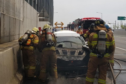 제2외곽순환고속도로 달리던 아반떼 차량서 불