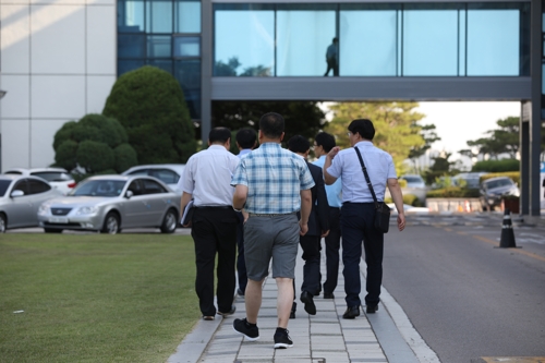 경기도 반바지 허용 첫날…드레스코드 파괴 주인공은 48살 중년