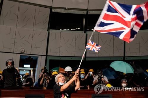 홍콩 시위대, 초유의 입법회 점거…경찰 "곧 정리"