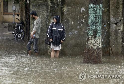 인도 서부 폭우로 옹벽 3개 무너져…27명 사망(종합)