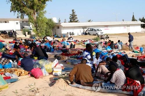 리비아 난민구금시설 공습에 최소 174명 사상…"전쟁범죄"(종합2보)