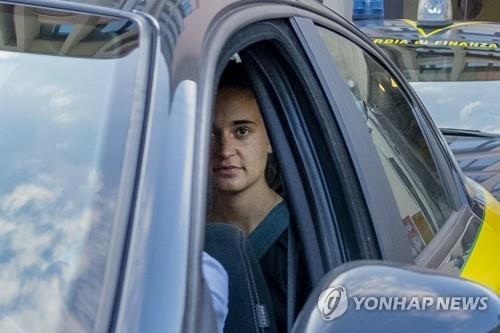 "생명보호했다" 伊법원, 입항금지에 '저항' 난민구조선장 석방