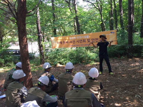 파주 등산로 정비에 나선 숲속 해결사들…로프 교체 등 활동