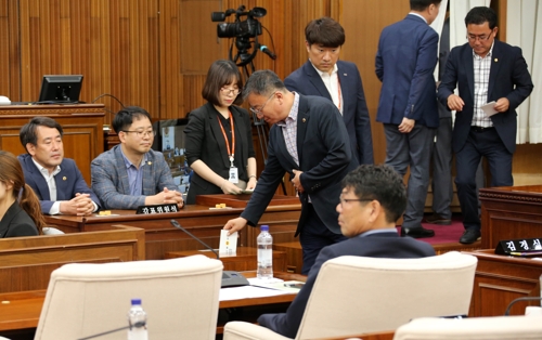 강원도의회 예결위 지도부 민주당 차지…한국당 불만 표출