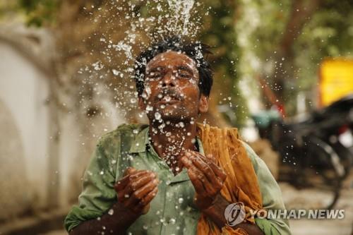 펄펄 끓는 인도, 100명 이상 사망…"기후 변화 직격탄"