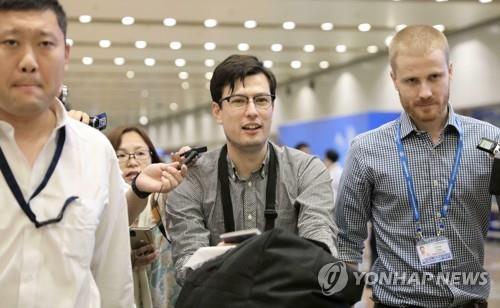 북한서 '연락두절' 호주 유학생 풀려나 중국행…"난 괜찮다"(종합2보)