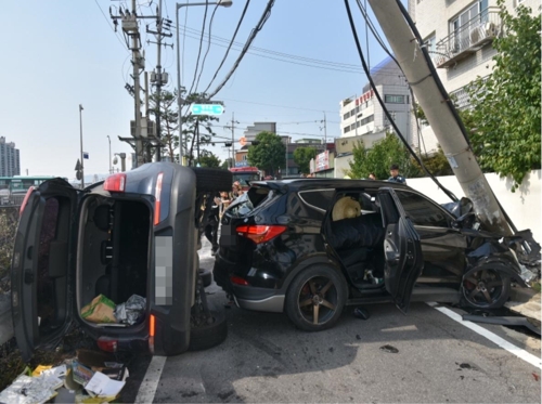 서울 중랑구서 승용차가 전봇대 들이받아…인근 주택 일시정전