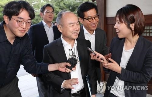 손정의, 재계 총수들과 회동…이재용과 '승용차 동승 환담'